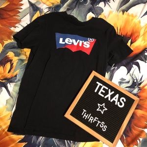 •levi's tshirt•